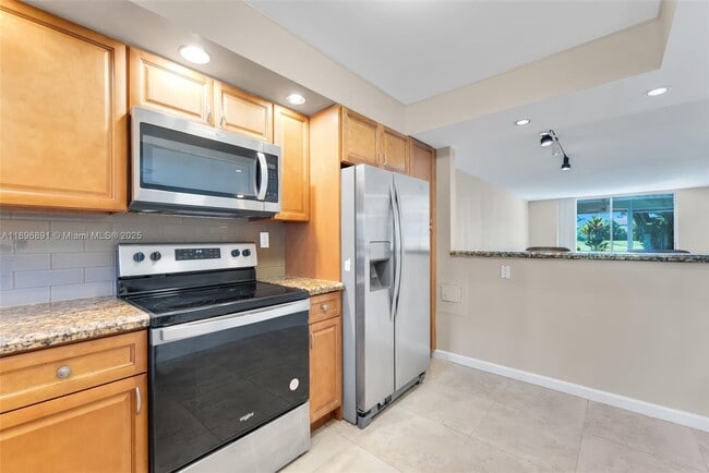Building Photo - 9811 N Hollybrook Lake Dr