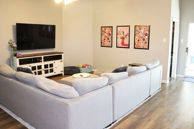 Building Photo - "Spacious 3-Bedroom 2-Bath Retreat in Fort...