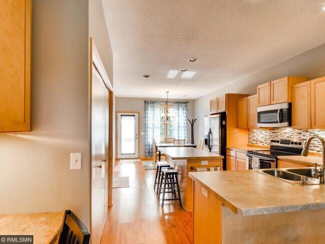 Building Photo - 790 Parkside Ln