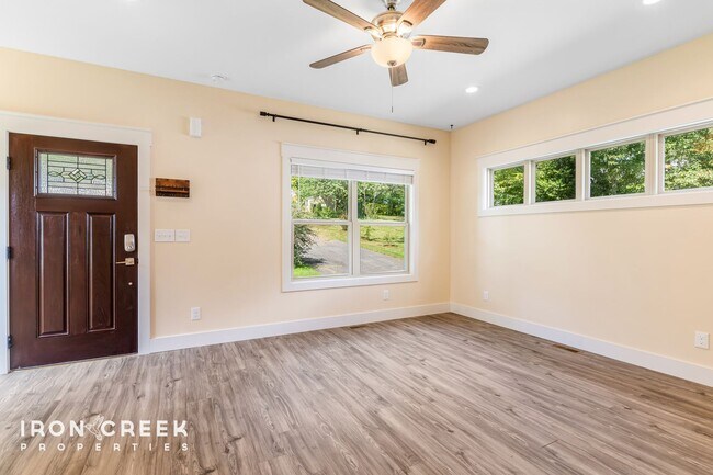 Building Photo - Modern Three-Bedroom Home with Screened Po...