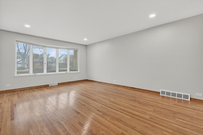 Building Photo - 7245 N Kostner Ave