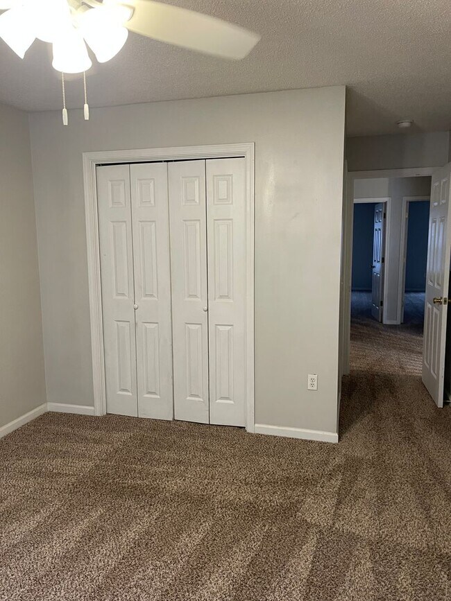 Building Photo - Dunwoody Townhomes - End Unit!