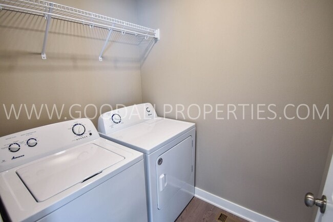 Building Photo - 4 Bed 2.5 bath Ranch with Finished Basement!