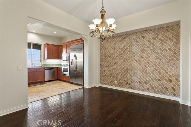 Building Photo - 32 Talmont