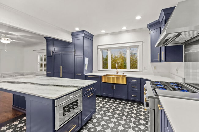 Building Photo - 1502 Tryon Rd