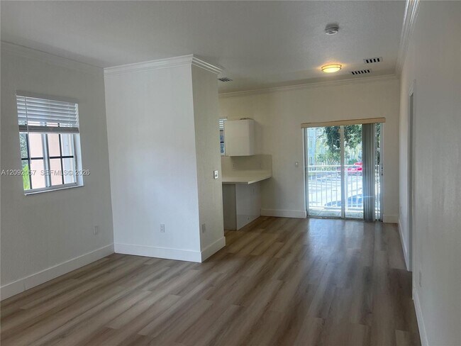 Building Photo - 372 NE 26th Pl