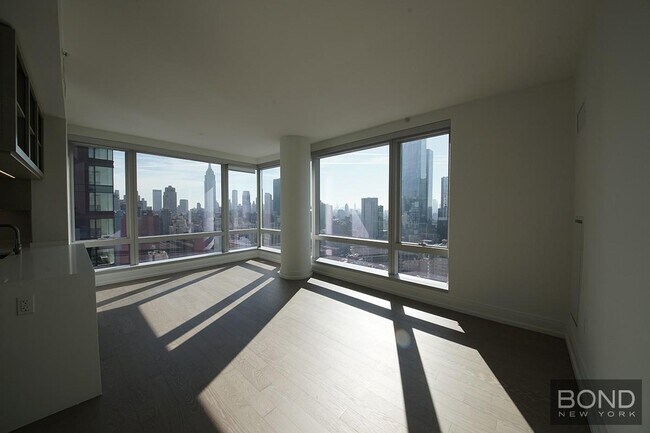 Building Photo - 555 Tenth Avenue