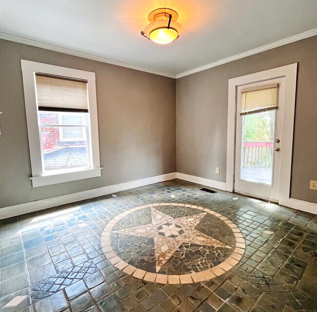 Building Photo - 343 E 12th Ave