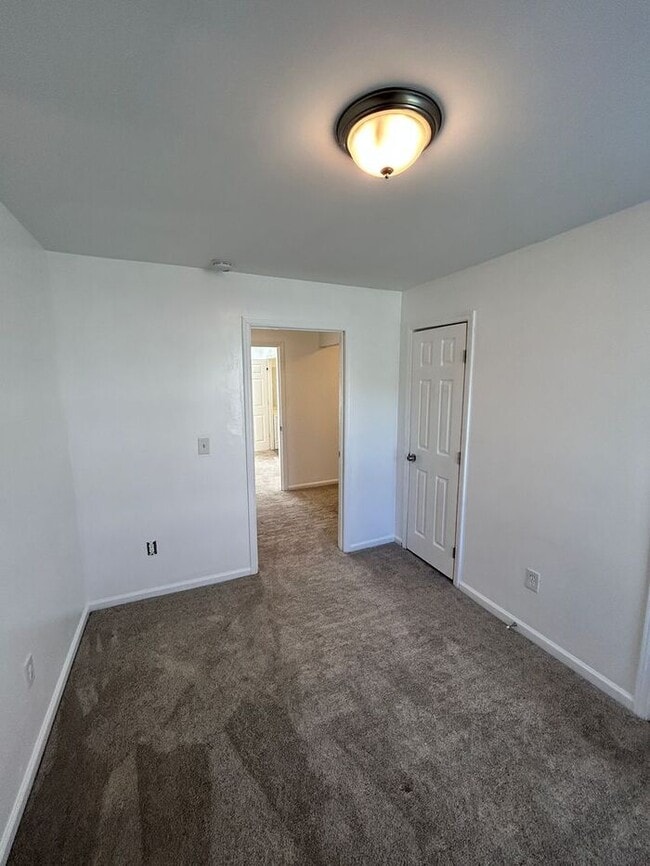 Building Photo - Spacious 4-Bedroom Duplex with Modern Amen...