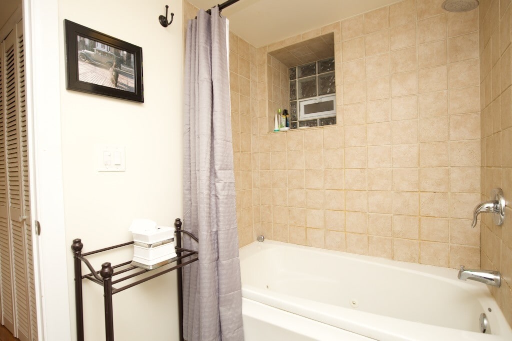 Building Photo - 919 W Newport Ave