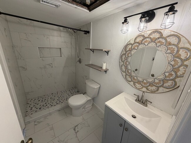 Building Photo - 3414 Country Club Dr W