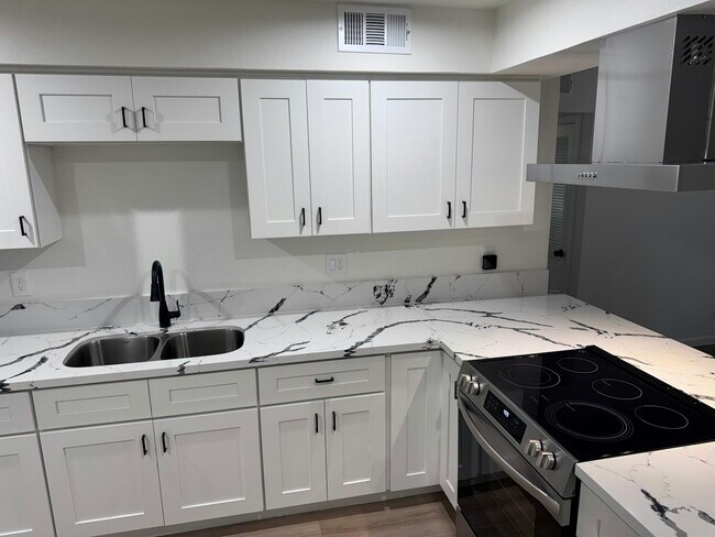 Building Photo - 2118 N Glenn Ave