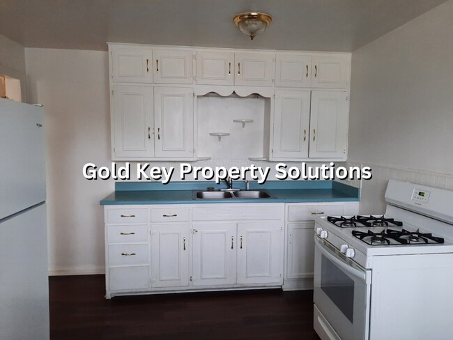 Building Photo - COMING SOON! 3 BR 1 BA House with Garage a...