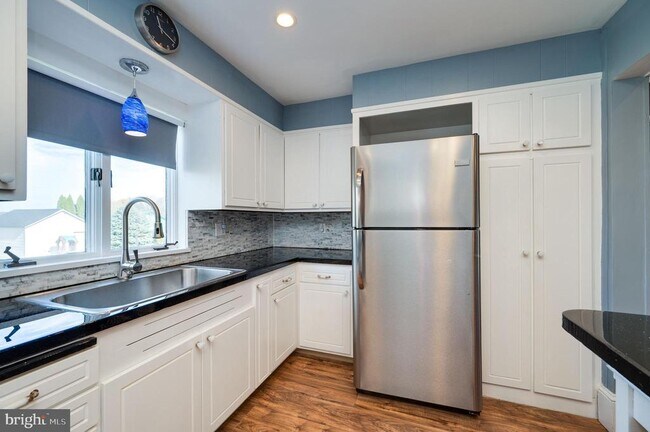 Building Photo - 121 W Arch St