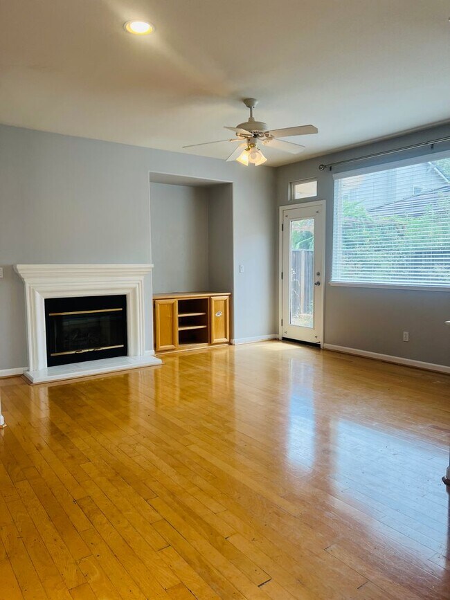 Building Photo - NORTH SAN JOSE - Spacious two story home w...