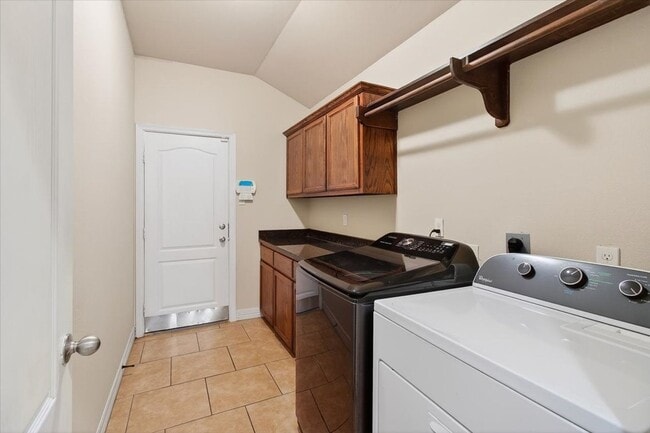 Building Photo - 6901 Anastasia Dr