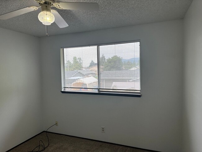 Building Photo - 2 bedroom 1.5 bath duplex in Springfield!