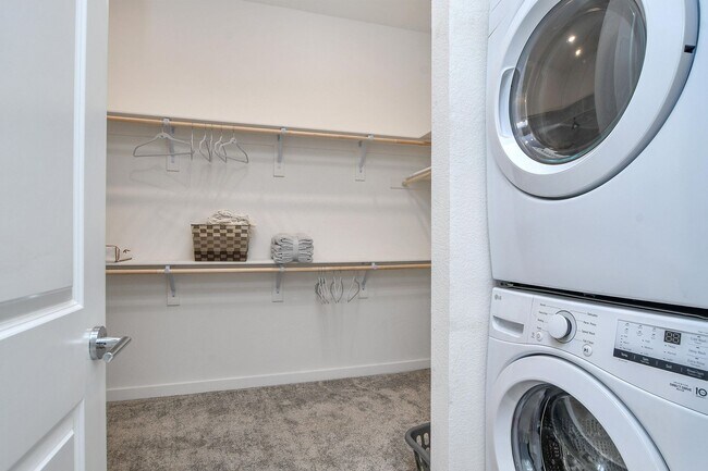 Building Photo - Waterfront Beauty