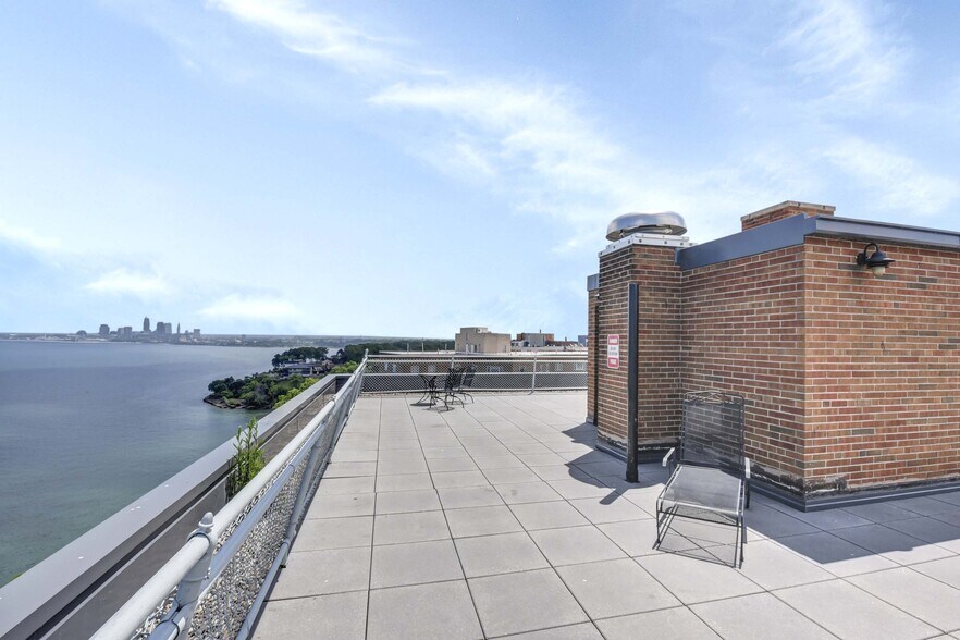 Building Photo - 11850 Edgewater Dr