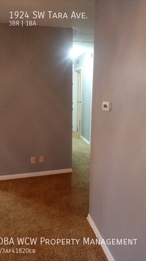 Building Photo - 1924 SW Tara Ave