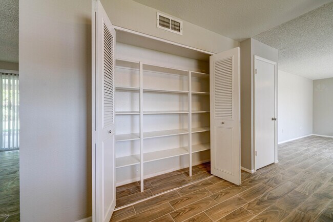 Building Photo - 5945 S Palm Dr