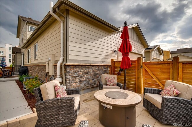 Building Photo - 511 E Hinsdale Ave