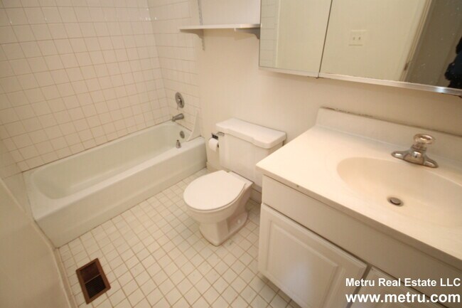 Building Photo - 424 W Belden Ave