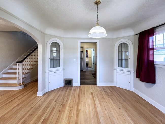 Building Photo - 540 Van Buren St