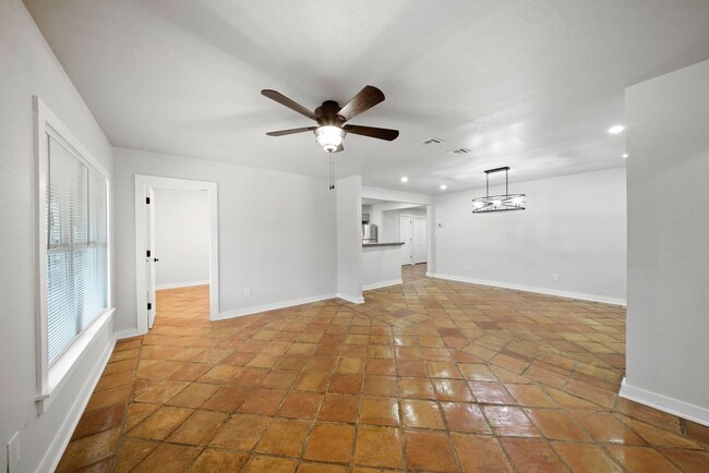 Building Photo - Charming Home Awaits: Spacious & Modern Living in a Prime Location