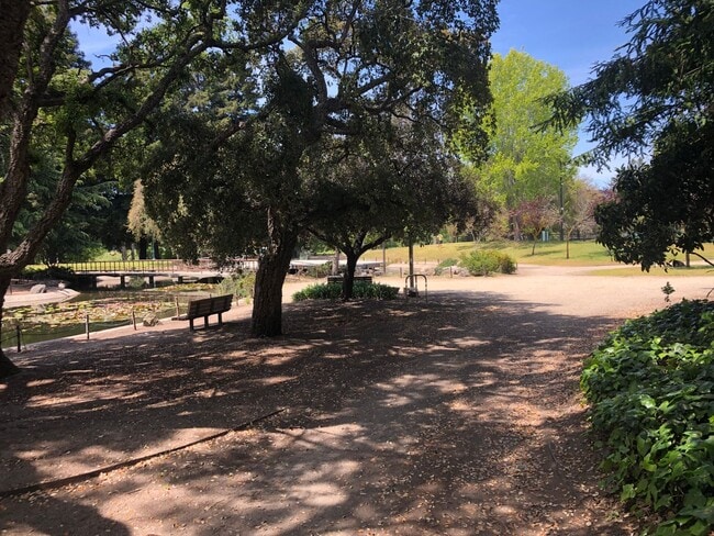 Building Photo - 3 Bed/ 2 Bathroom Town House in Santa Cruz