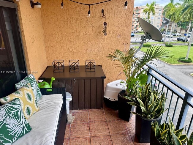 Building Photo - 9340 Fontainebleau Blvd