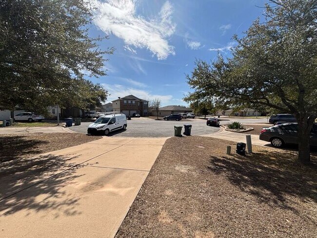 Building Photo - Spacious & Bright 4-Bedroom Home with Mode...