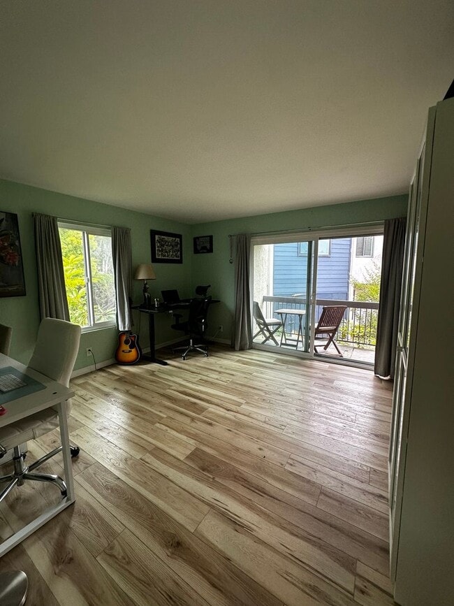 Building Photo - Beautiful, Charming 2-story townhome 2 bed...