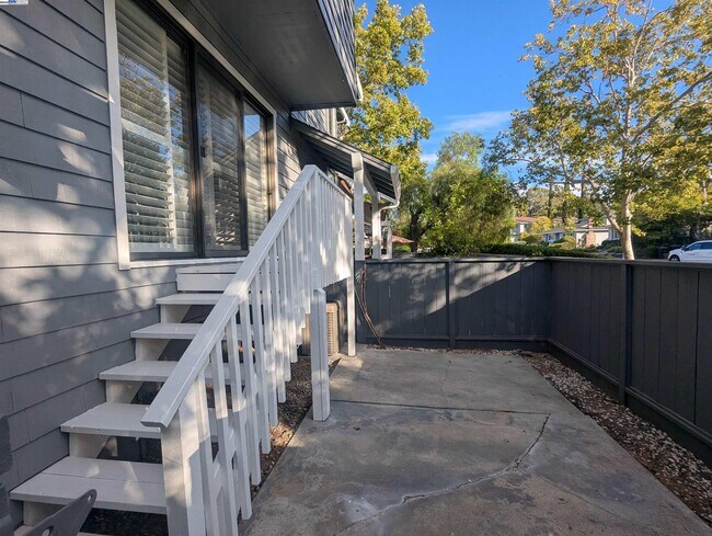 Building Photo - 744 Palomino Dr