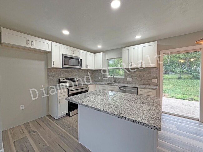 Building Photo - Completely Remodeled 4 Bedroom Home in Nixa!
