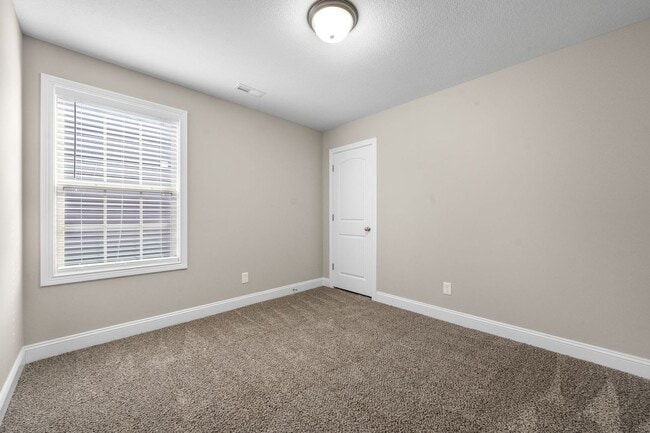 Building Photo - Beautiful Newer Home Close to Fort Campell and I24