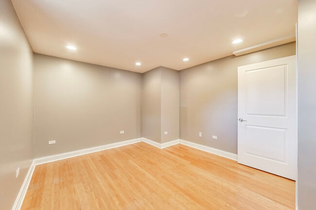 Building Photo - 1702 W Summerdale Ave