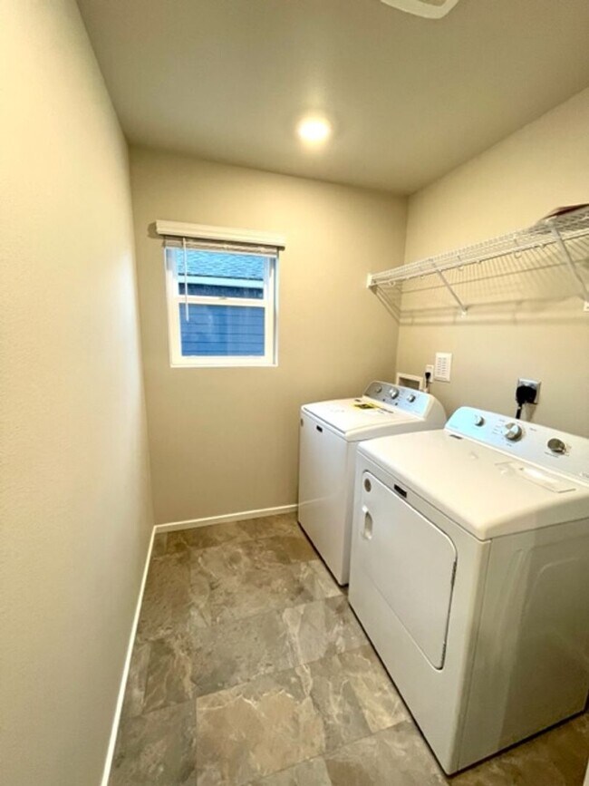 Building Photo - Modern 4 bedroom with den and neighborhood pool!