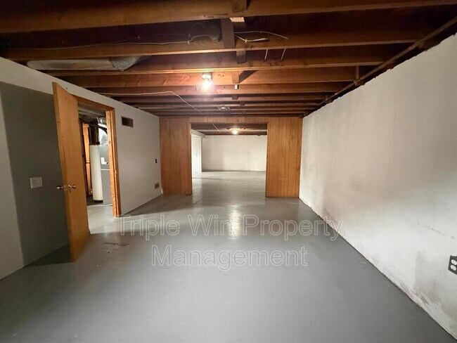 Building Photo - 10319 Varnum Dr