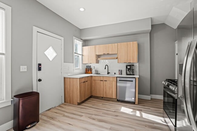 Building Photo - Rare Kenwood townhome, Across from Campus