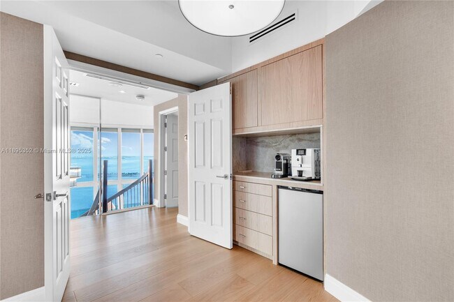 Building Photo - 1643 Brickell Ave