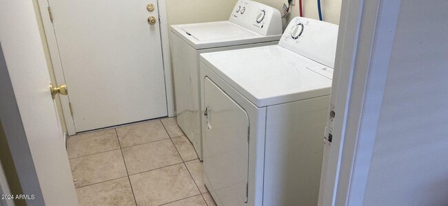 Building Photo - 3 bedroom home in Glendale!