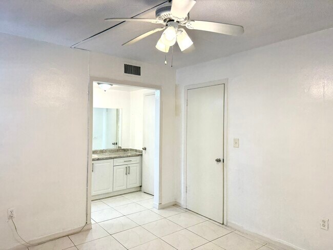 Building Photo - 1525 NW 19th Ter