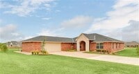 Building Photo - 640 SW Dani Ann Ln