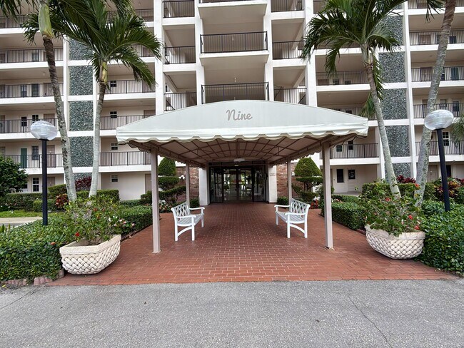 Building Photo - 3100 N Palm Aire Dr