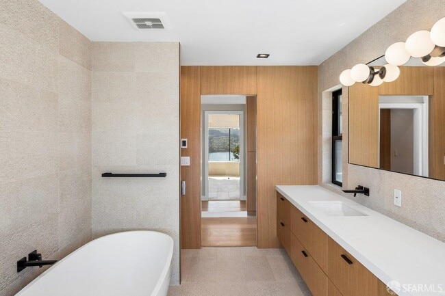 Building Photo - 1435 Lakeview Dr