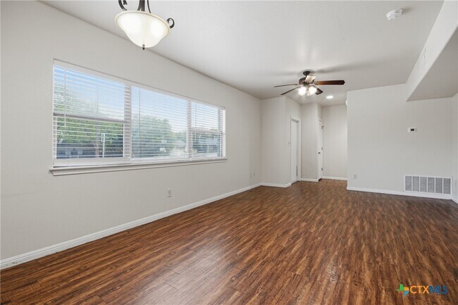 Building Photo - 302 W San Antonio St