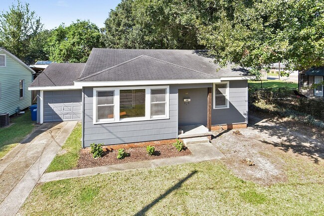 Building Photo - 3 Bed, 2 Bath Home in the Saint Streets!