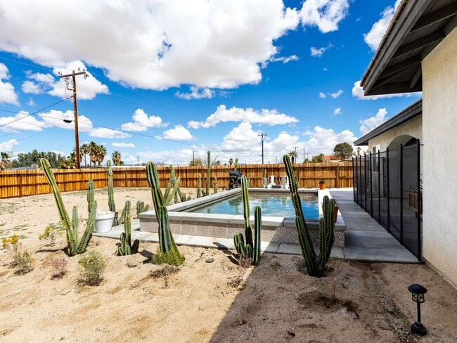 Building Photo - Spacious 4 Bedroom 2 Bathroom Home With A Pool