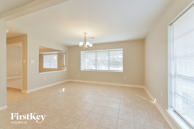 Building Photo - 214 Oakwood Dr